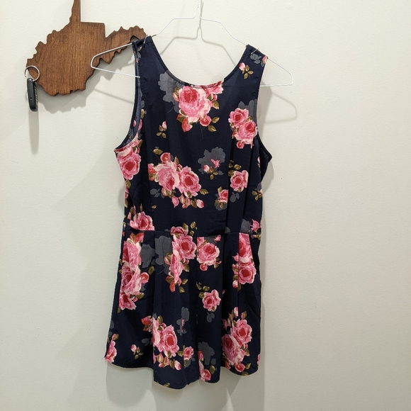 Floral romper sz Small - Picture 2 of 3